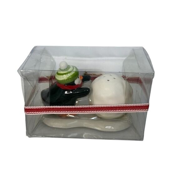 Hallmark Christmas Winter Penguin Snowball Salt Pepper Shaker Set Ceramic - Picture 2 of 6